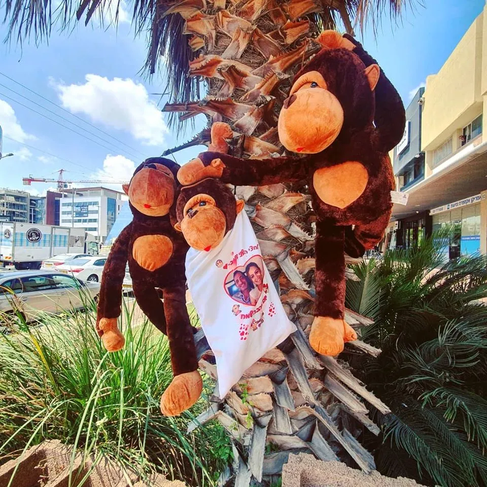 ⁦בובת "קוף חיבוקי" 1.10 מטר⁩ – תמונה ⁦4⁩