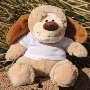 בובת כלב 30 ס"מ עם חולצה מודפסת